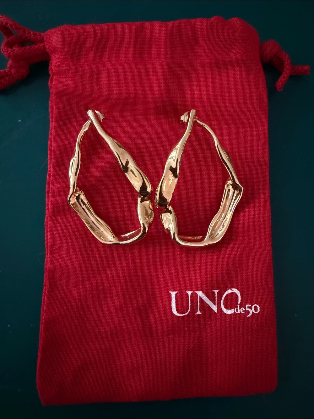 UNO de 50 Gold-Tone Organic Sculptural Hoop Earrings